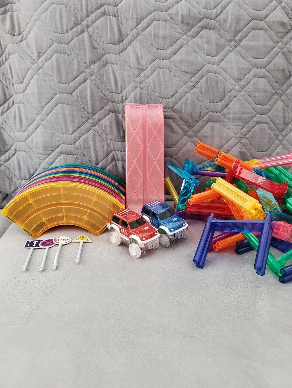 Picasso tiles magnetic racing track set with 2 cars
